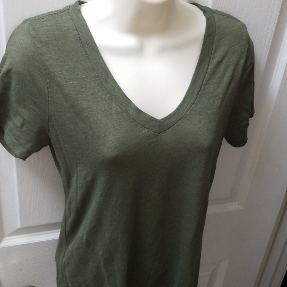 Like new v neck Arizona tee, army green color, M